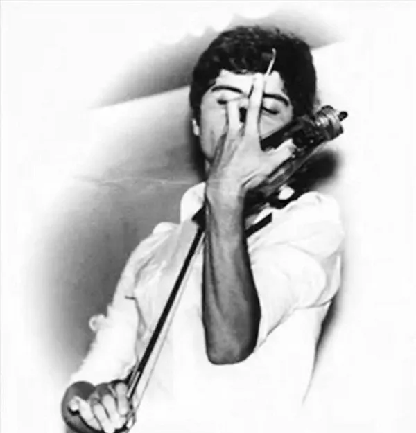 Сосо Павлиашвили играет на скрипке