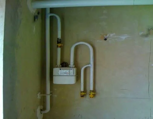 Только на кухне может быть одна заштукатуренная стена - газовщики требуют для установки счетчика