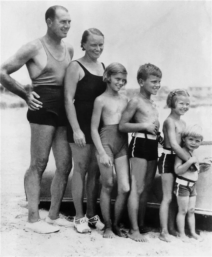Грейс Келли в возрасте пяти лет со своей семьей