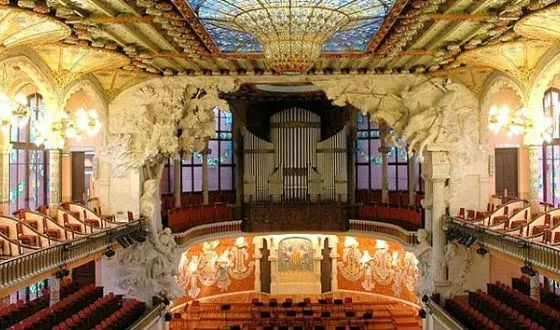 Дворец каталонской музыки освещается солнцем