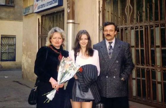 Юная Марина Александрова с родителями