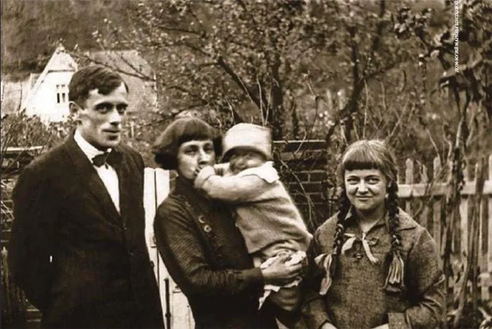 Марина Цветаева с мужем и детьми