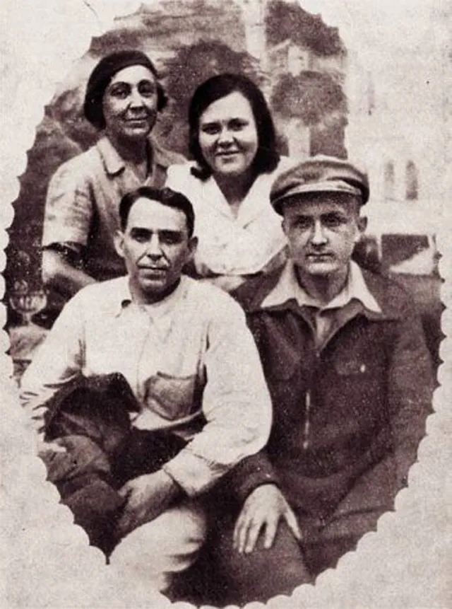 18 июня 1941 года. Слева направо Марина Цветаева, Лидия Либединская, Алексей Кручёных, Георгий Эфрон