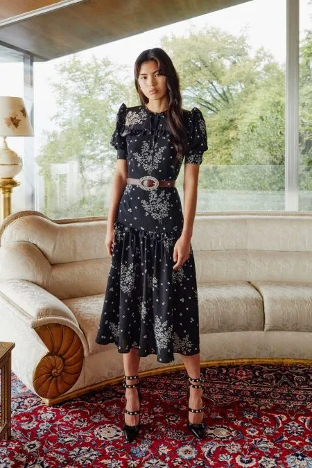 Черное платье с объемными плечами и поясом Alessandra Rich