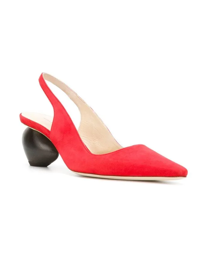 красные туфли с фигурным каблуком