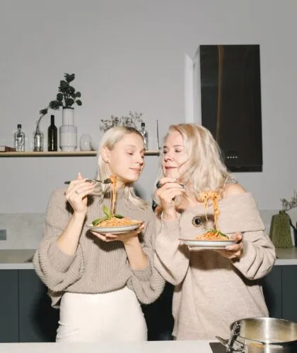 две девушки с едой