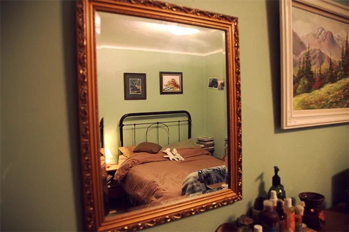 зеркало напротив кровати
