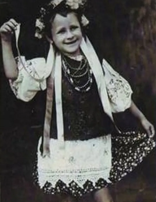 Детская фотография будущей известной певицы Тамары Миансаровой.
