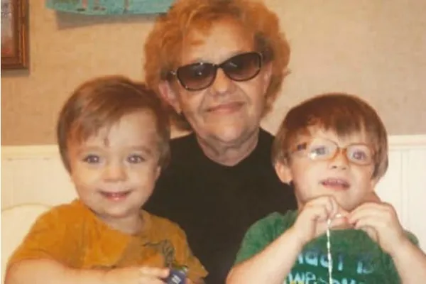 Мама Артема Осипова с внуками