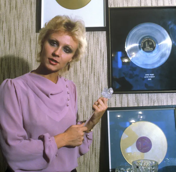 Заслуженная артистка Эстонской ССР, Анне Вески, с первыми дисками записанных ею песен. 1985 год.
