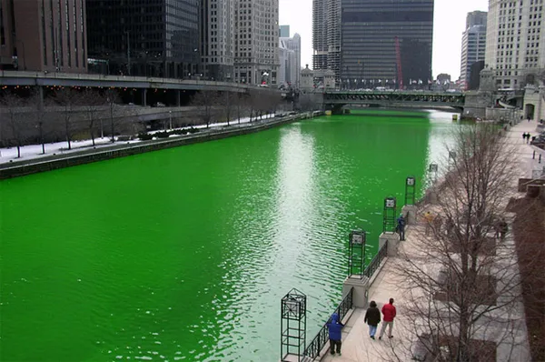 Река Чикаго в День святого Патрика окрашивается в зелёный цвет