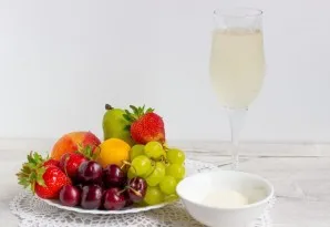 Желе из шампанского с фруктами и ягодами - фото шаг 1