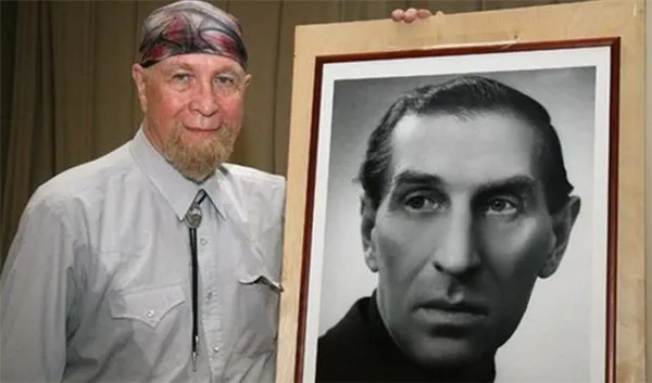 Юрий Филиппов с портретом отца