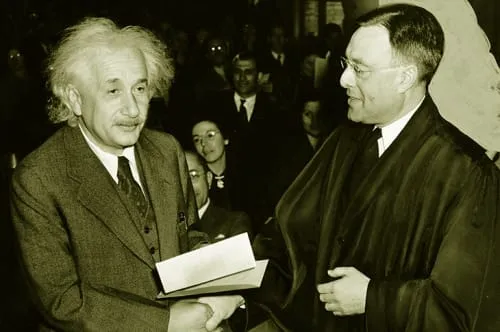 Альберт Эйнштейн получает награду