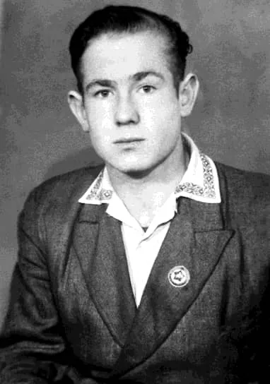Алексей Архипович Леонов родился 30 мая 1934 года в селе Листвянка Тисульского района (в настоящее время Кемеровская область) восьмым ребенком в семье. Жил в Кемерово, потом в Калининграде