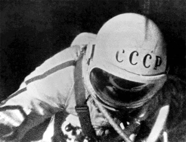 В тот же день Алексей Леонов впервые в истории космонавтики вышел в открытый космос. Он находился там в течение 12 минут 9 секунд <br></p>
<p>Алексей Леонов во время выхода в открытый космос с борта корабля «Восход-2»» /></p>
<p><img decoding=