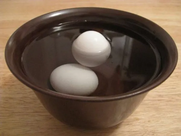 Опустить яйцо в раствор соли