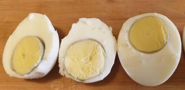 вареные яйца в разрезе