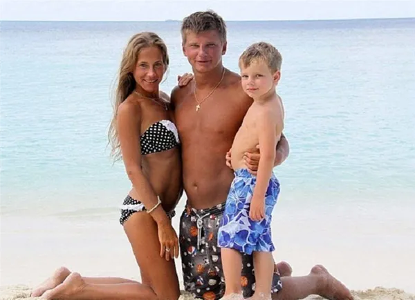  Барановская Юля с мужем Андреем Аршавиным и сыном
