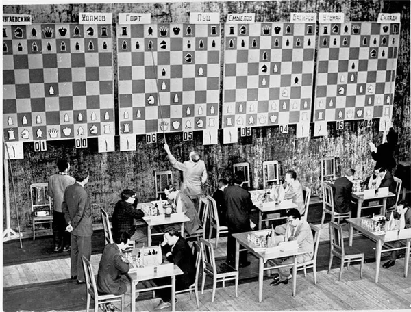 Несмотря на то, что действие шоу происходило в основном в 1960-х годах, женщинам не разрешалось участвовать в чемпионате мира по шахматам до 1980-х годов