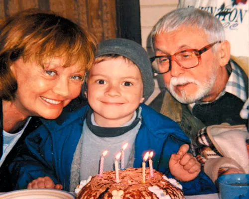 Лариса Лужина и Валерий Шувалов с их общим внуком