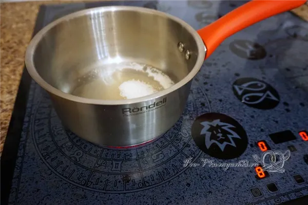 Домашняя «Кока-Кола» - ставим на плиту сотейник с сахаром