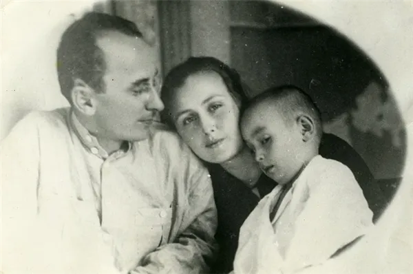 Молодой Берия с женой и сыном