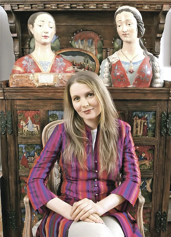 В 90-х, когда ее перестали звать в кино, Немоляева занялась росписью мебели. И весьма в этом преуспела. Фото: Анатолий АНТОНОВ/PHOTOXPRESS
