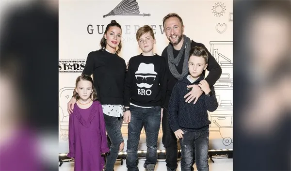 Оскар Кучера с женой и детьми