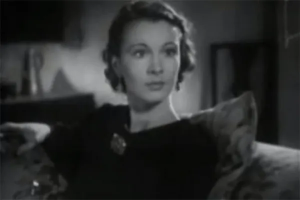 Годом дебюта Вивьен Ли в кино считается 1935-й, когда 22-летняя актриса впервые появилась на экране в фильме «Дела идут на лад». Первой же профессиональной работой Ли считается британская комедия «Деревня Сквайр», поставленная Реджинальдом Денэмом экраниз