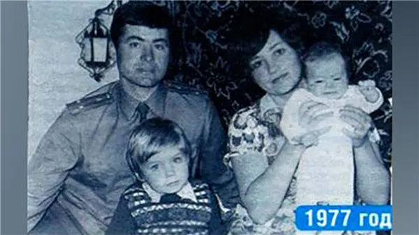 Маленькая Анна Ковальчук с родителями и братом