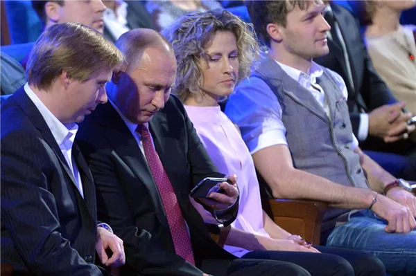 В один момент Масляков-младший и Путин увлеченно что-то рассматривали на смартфоне. В этот момент за ними немножко подглядела Кажанова.