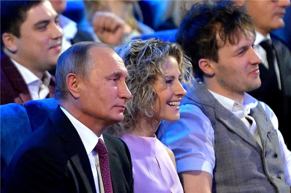 Президент сидел в первом ряду. Справа от Путина находился Александр Масляков-младший справа - звезда КВН, участница команды 