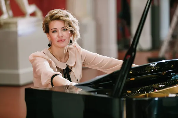 Как из Полины Осетинской пытками делали талантливую пианистку