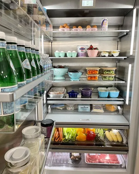 Полупустой холодильник более качественно поддерживает температуру, циркуляцию воздуха и сохраняет продукты. К тому же наполовину заполненное пространство облегчает уборку. Согласитесь, го. 