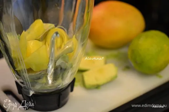 Очистить 1/4 ст. авокадо, 1 ст. манго, выжать из лайма сок. В блендер сложить авокадо и манго. Добавить сок лайма, 2 стакана колотого льда.