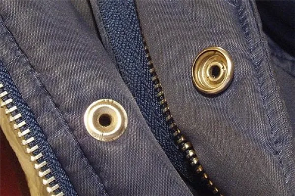 молния и кнопка на куртке