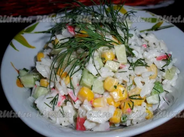Крабовый салат с рисом и кукурузой и огурцом Смазать майонезом, украсить тертым желтком