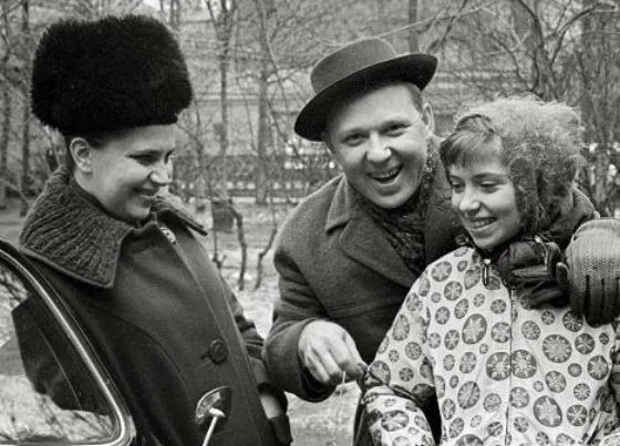 Олег Попов с женой и дочкой
