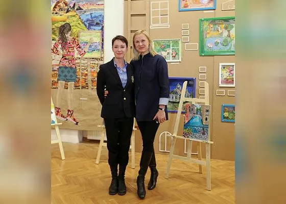Чулпан Хаматова и Дина Корзун на открытии благотворительной выставки «Подари жизнь»