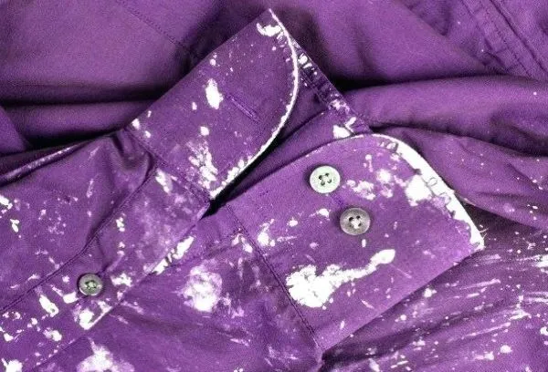 Водоэмульсионная краска на рубашке