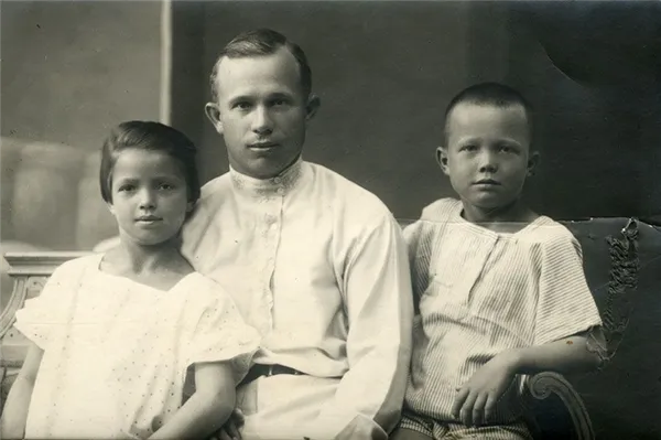 1924, Донбасс, г. Юзовка. Н.С. Хрущев с детьми от первого брака Юлией и Леонидом.