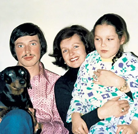 Наталья Фатеева с сыном Володей и дочерью Наташей