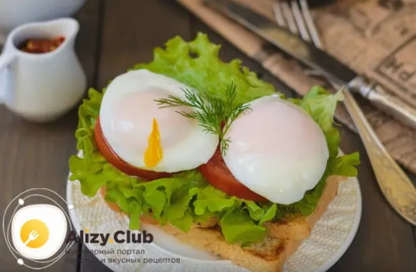 Один из самых популярных способов подачи блюда это яйцо на гренке с ломтиками бекона или мяса.