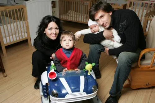 Юлия Такшина с мужем и детьми