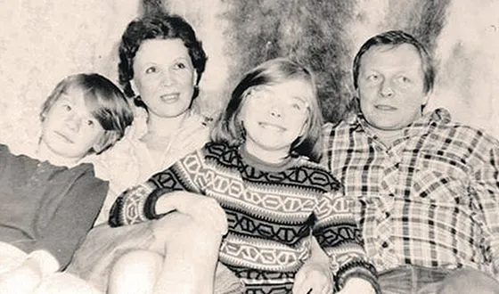Борис Галкин с Еленой Демидовой и детьми