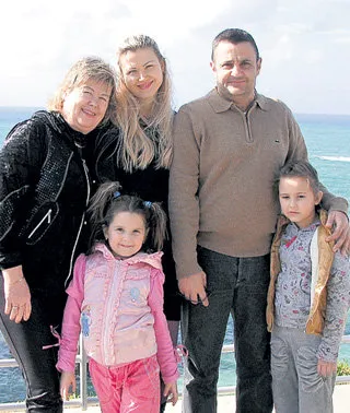 Сестра актёра Алеся с мамой Людой мужем Жаком и дочерьми Лизой и Джуной (Бейрут, 2010 год)