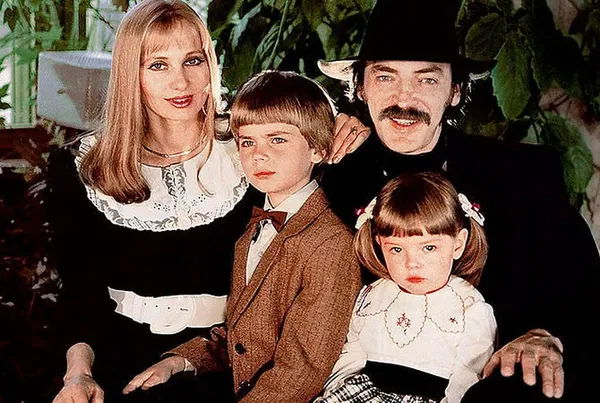 Михаил Боярский с женой Ларисой и детьми