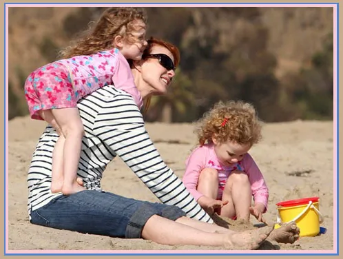 Актриса Марсия Кросс (Бри Ван де Камп) отдыхает на пляже с дочками