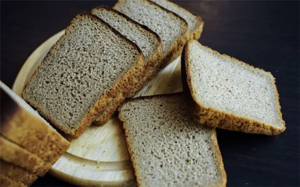 Продукты из списка социально значимых товаров. Хлеб — один из главных продуктов первой необходимости. Фото.